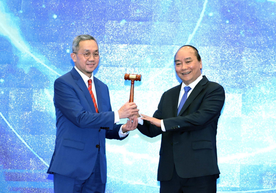 Thủ tướng Nguyễn Xuân Phúc, Chủ tịch ASEAN 2020 chuyển giao vai trò Chủ tịch ASEAN cho Brunei theo hình thức trực tuyến tại Lễ Bế mạc Hội nghị Cấp cao ASEAN 37 và các Hội nghị Cấp cao liên quan. (Ảnh: Thống Nhất/TTXVN)