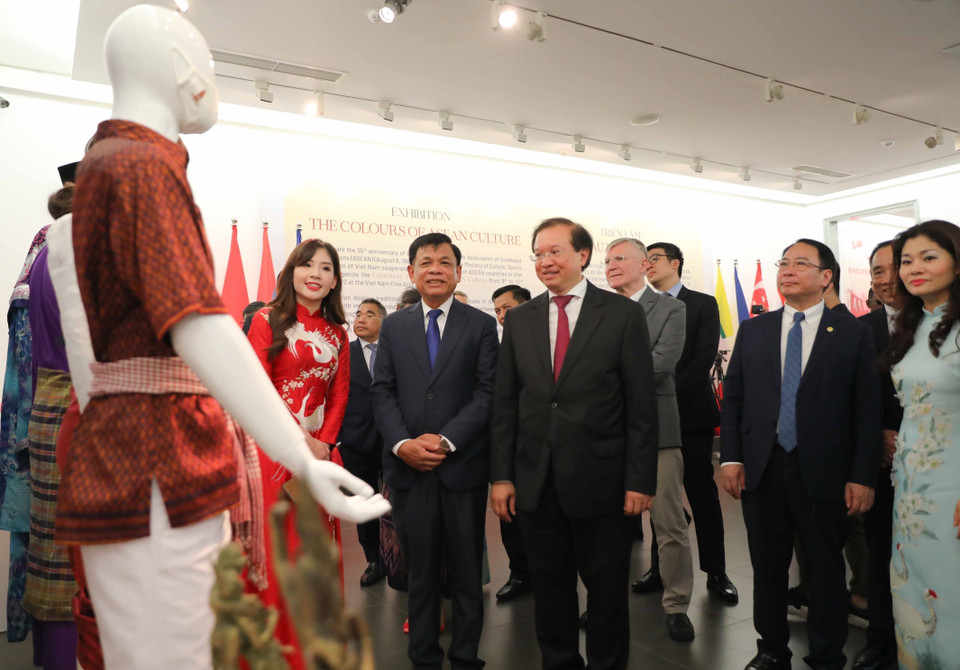 Đại biểu tham quan triển lãm. (Ảnh: Thanh Tùng/TTXVN)