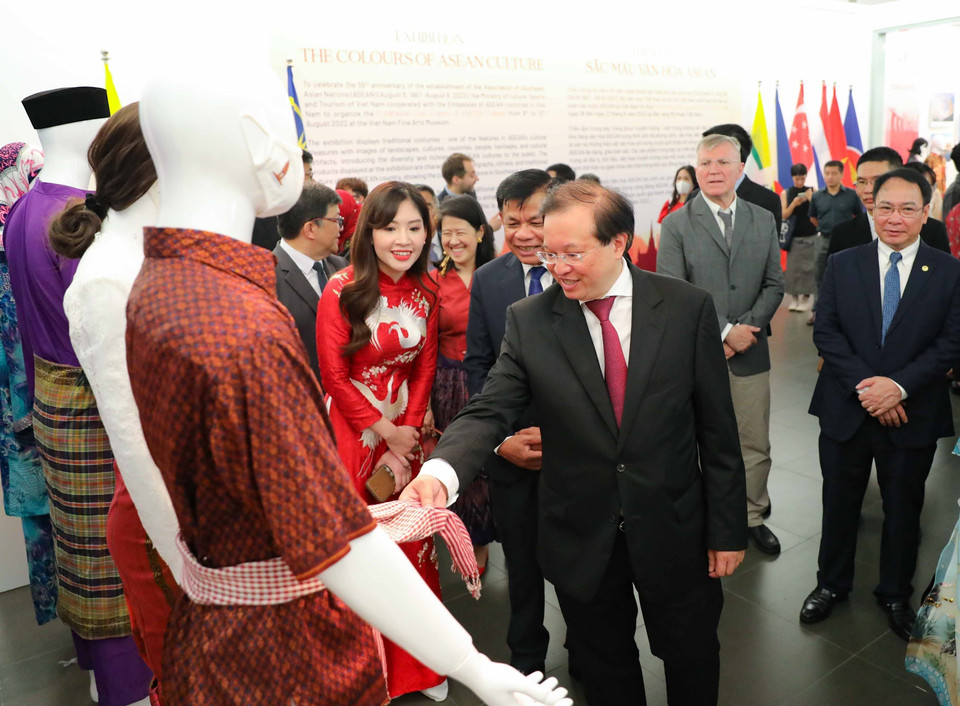 Triển lãm trưng bày trang phục truyền thống, một trong những nét đặc trưng trong kho tàng văn hóa ASEAN cùng hình ảnh về phong cảnh, văn hóa, đất nước, con người, di sản và những hiện vật văn hóa với mong muốn giới thiệu tới công chúng nền văn hóa ASEAN đa dạng, giàu bản sắc. (Ảnh: Thanh Tùng/TTXVN)