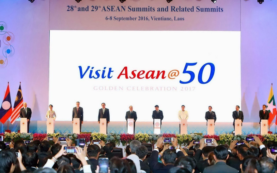 Các nhà lãnh đạo ASEAN nhấn nút khởi động Chiến dịch Du lịch ASEAN@50, tại Hội nghị Cấp cao ASEAN lần thứ 28-29, tổ chức tại Vientiane (Lào), ngày 6/9/2016. (Ảnh: Thống Nhất/TTXVN)