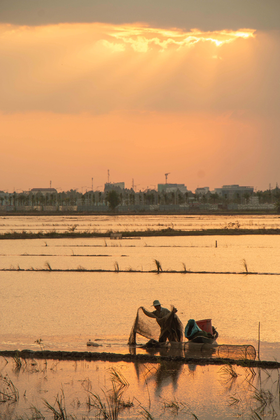 Mùa nước nổi năm nay tại Hậu Giang cũng không lớn nên các hoạt động mưu sinh mùa nước nổi cũng kém phần sôi động. (Ảnh: Duy Khương/TTXVN)