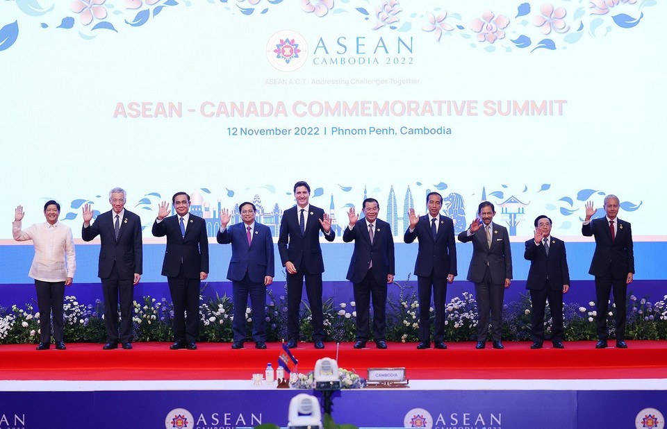 Trưởng đoàn các nước ASEAN và Thủ tướng Canada Justin Trudeau chụp ảnh chung tại Hội nghị Cấp cao kỷ niệm ASEAN-Canada. (Ảnh: Dương Giang/TTXVN)