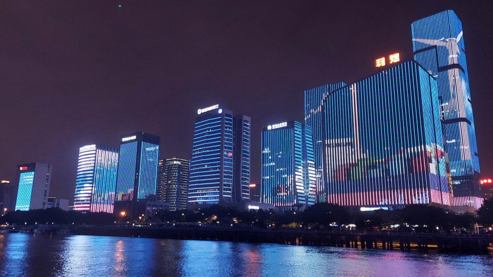 Được lắp đặt công nghệ ánh sáng tiên tiến nhất của Trung Quốc hiện nay, các tòa nhà hai bên bờ sông mang đến cho du khách màng trình diễn ánh sáng 3D mãn nhãn, mô tả những nét văn hóa đặc trưng cùng các danh lam thắng cảnh nổi tiếng của Phúc Châu. (Ảnh: Thành Dương/Vietnam+)