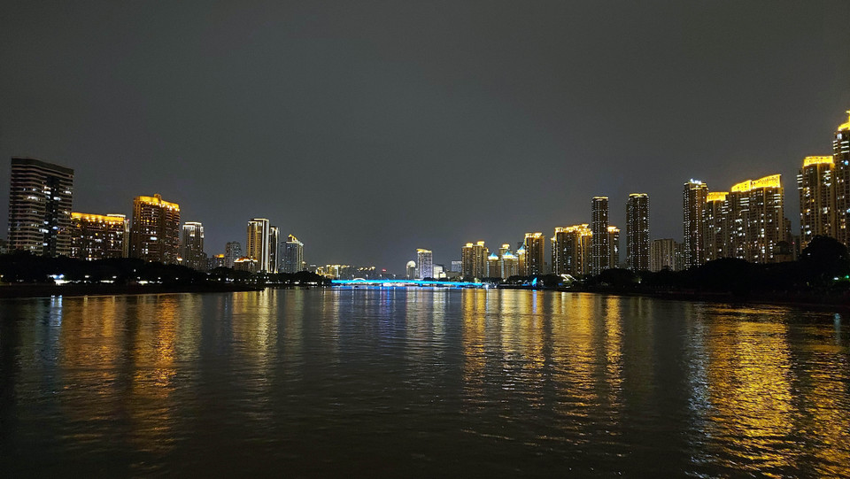 Khi thành phố lên đèn cũng là lúc dòng Mân Giang bừng sáng bởi hệ thống ánh sáng khổng lồ từ hàng loạt cây cầu và những tòa nhà san sát soi xống lòng sông, tạo ra một bức tranh đầy màu sắc. (Ảnh: Thành Dương/Vietnam+)