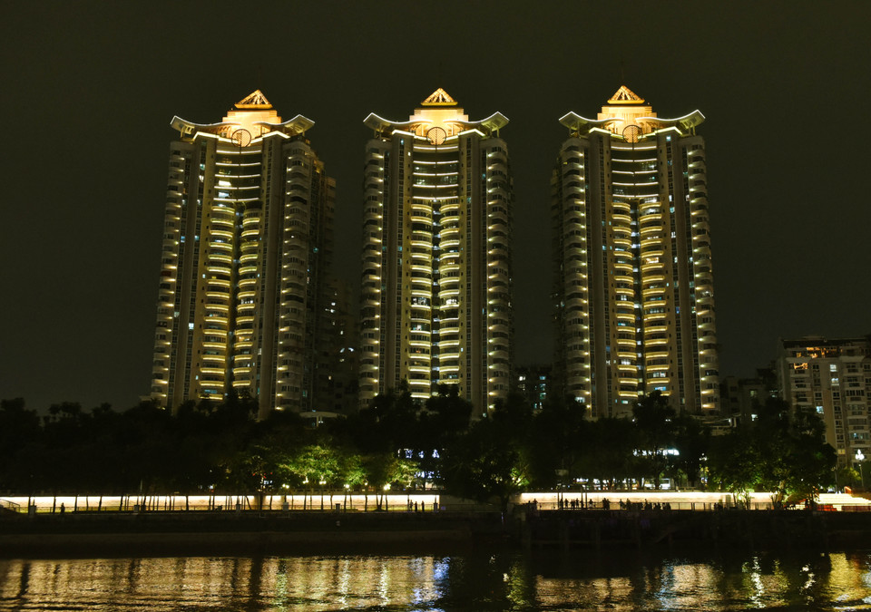 Được lắp đặt công nghệ ánh sáng tiên tiến nhất của Trung Quốc hiện nay, các tòa nhà hai bên bờ sông mang đến cho du khách màng trình diễn ánh sáng 3D mãn nhãn, mô tả những nét văn hóa đặc trưng cùng các danh lam thắng cảnh nổi tiếng của Phúc Châu. (Ảnh: Thành Dương/Vietnam+)