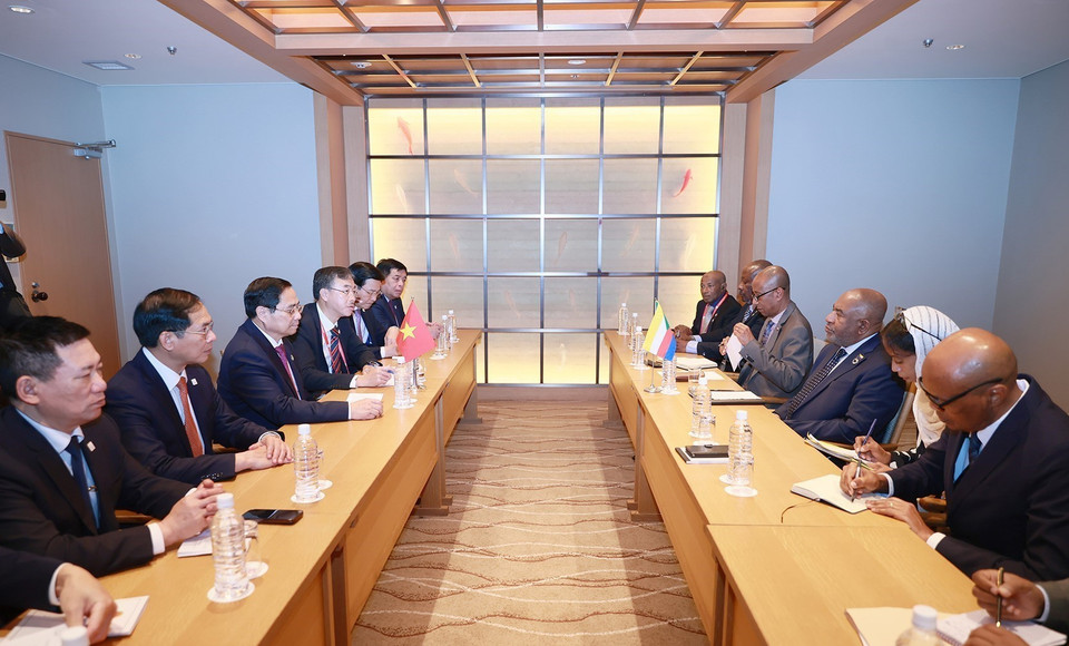 Thủ tướng Phạm Minh Chính hội kiến ông Azali Assoumani, Tổng thống Liên bang Comoros. (Ảnh: Dương Giang/TTXVN)