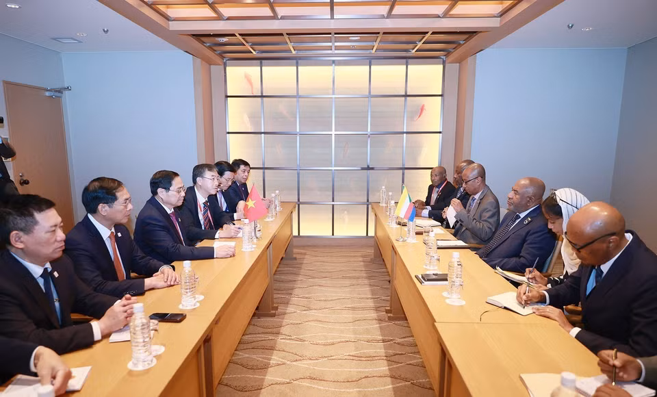 Thủ tướng Phạm Minh Chính hội kiến ông Azali Assoumani, Tổng thống Liên bang Comoros. (Ảnh: Dương Giang/TTXVN)