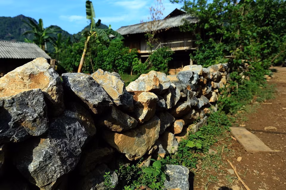 Hàng rào đá ngăn tách giữa các gia đình tạo ra nét đặc trưng riêng của đồng bào nơi đây. (Ảnh: Phan Tuấn Anh/TTXVN)