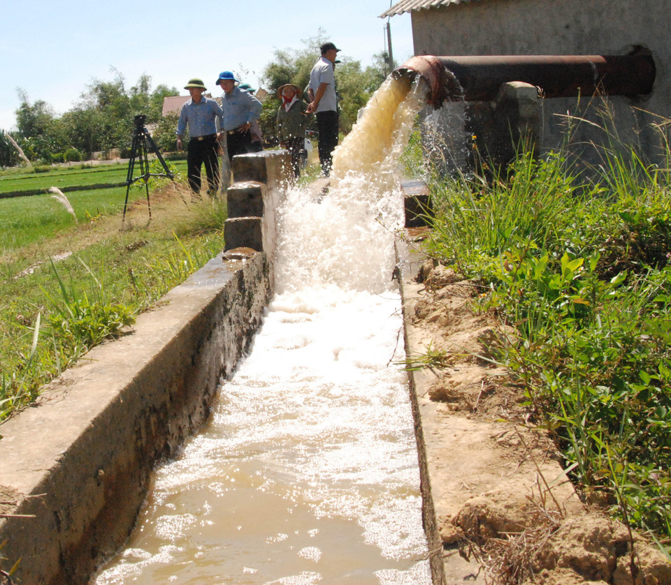 Ngành nông nghiệp tỉnh huy động các máy bơm dã chiến tại các kênh mương, hồ đập chống hạn cho lúa. (Ảnh: Thanh Thủy/TTXVN)