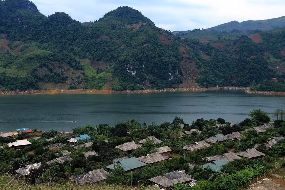 Bản Huổi Lóng có một vị trí độc đáo khi nằm ở khu vực ngã 3 sông Đà, nơi tiếp giáp của 3 tỉnh Sơn La, Lai Châu và Điện Biên. (Ảnh: Phan Tuấn Anh/TTXVN)