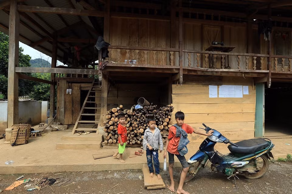 Những đứa trẻ trong bản Huổi Lóng. (Ảnh: Phan Tuấn Anh/TTXVN)