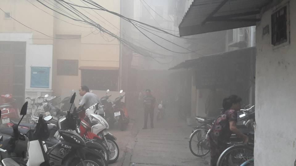 Lượng khói lớn khiến nhiều người dân phải di tản khỏi nơi cư trú (Ảnh: Võ Phương/Vietnam+)