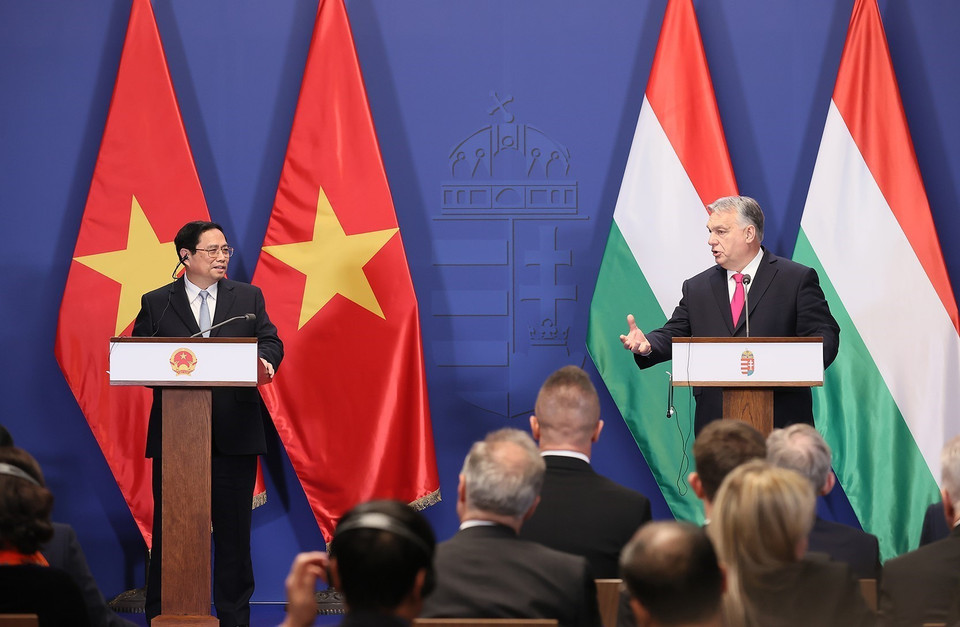 Thủ tướng Phạm Minh Chính và Thủ tướng Hungary Viktor Orbán phát biểu trước báo chí hai nước sau hội đàm. (Ảnh: Dương Giang/TTXVN)