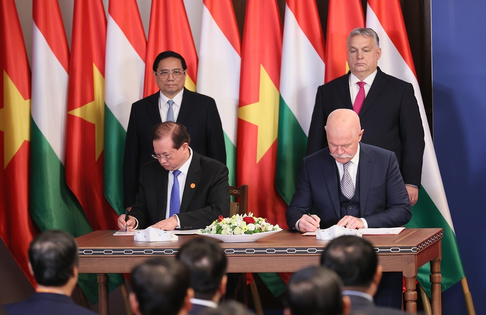 Thủ tướng Phạm Minh Chính và Thủ tướng Hungary Viktor Orbán chứng kiến lễ ký văn kiện hợp tác giữa Bộ Văn hóa, Thể thao và Du lịch Việt Nam và Bộ Văn hóa và Đổi mới Sáng tạo Hungary. (Ảnh: Dương Giang/TTXVN)