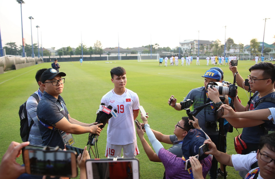 Tiền vệ Nguyễn Quang Hải trả lời phỏng vấn trước buổi tập. (Ảnh: Hoàng Linh/TTXVN)