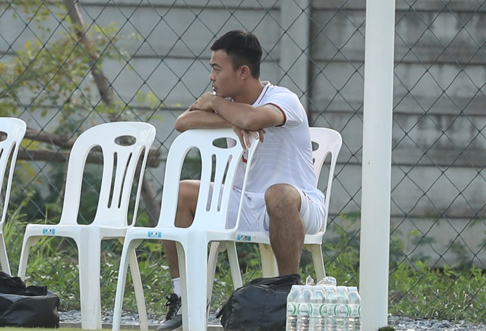 Hậu vệ Đỗ Thanh Thịnh (2) bị chấn thương nên không thể tham gia luyện tập cùng đồng đội. (Ảnh: Hoàng Linh/TTXVN)