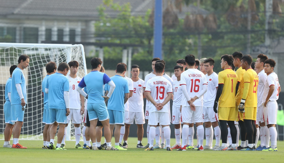 Toàn đội U23 Việt Nam lắng nghe huấn luyện viên Park Hang Seo dặn dò trước buổi tập. (Ảnh: Hoàng Linh/TTXVN)