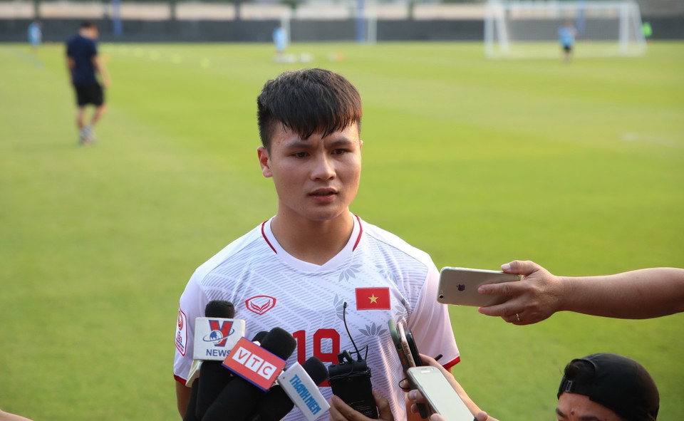 Tiền vệ Nguyễn Quang Hải trả lời phỏng vấn trước buổi tập. (Ảnh: Hoàng Linh/TTXVN)