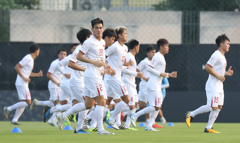 Chiều 15/1/2020, đội tuyển U23 Việt Nam đã có buổi tập trên sân Alpine Football Training Camp ở Bangkok (Thái Lan) để chuẩn bị cho trận đấu thứ 3 ở bảng D vòng chung kết U23 châu Á năm 2020 với đội tuyển U23 Triều Tiên vào lúc 20h15 ngày 16/1/2020. Trong ảnh: Các cầu thủ U23 Việt Nam khởi động trước buổi tập. (Ảnh: Hoàng Linh/TTXVN)