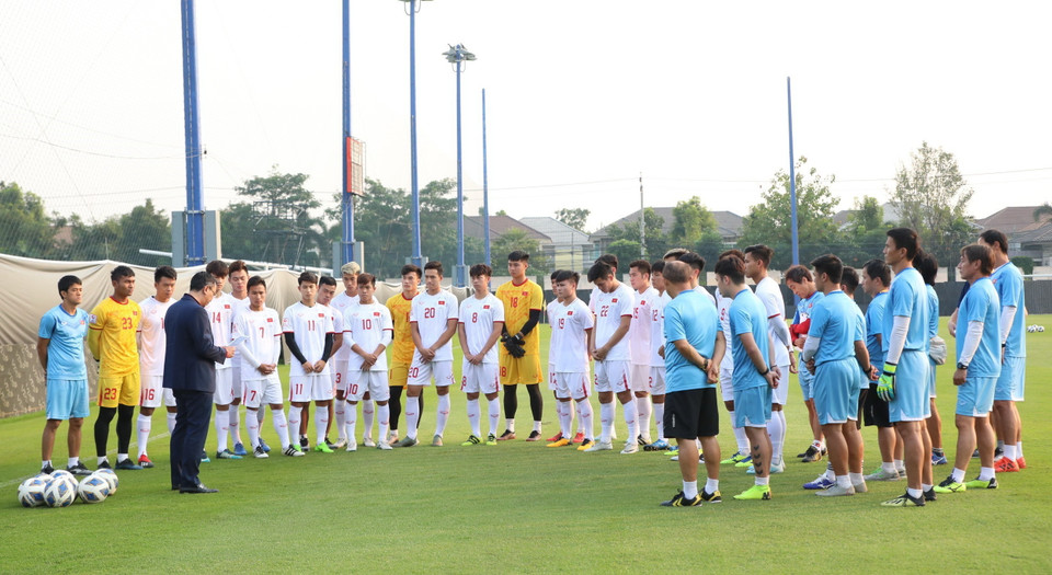 Phó Chủ tịch thường trực VFF Trần Quốc Tuấn (áo đen) đọc thư động viên các tuyển thủ U23 Việt Nam trước trận gặp U23 Triều Tiên của Thủ tướng Chính phủ Nguyễn Xuân Phúc. (Ảnh: Hoàng Linh/TTXVN)