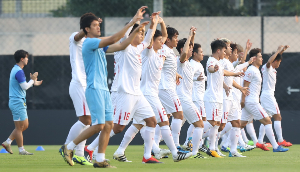 Các cầu thủ U23 Việt Nam khởi động trước buổi tập. (Ảnh: Hoàng Linh/TTXVN)