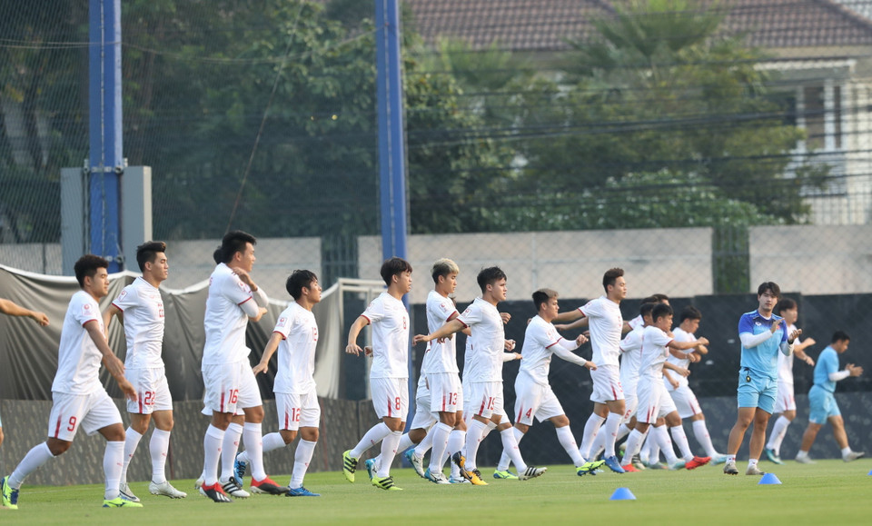 Các cầu thủ U23 Việt Nam khởi động trước buổi tập. (Ảnh: Hoàng Linh/TTXVN)