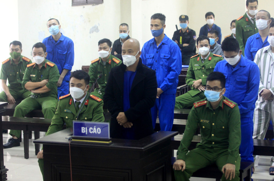 Tòa án Nhân dân tỉnh Thái Bình mở phiên tòa xét xử sơ thẩm vụ án hình sự đối với vợ chồng Nguyễn Xuân Đường (tức Đường ''Nhuệ,'' sinh năm 1971) và Nguyễn Thị Dương (sinh năm 1980), cùng trú tại tổ 11 phường Kỳ Bá, Thành phố Thái Bình cùng 5 đồng phạm khác. Trong ảnh: Các bị cáo tại phiên xét xử. (Ảnh: Thế Duyệt/TTXVN)