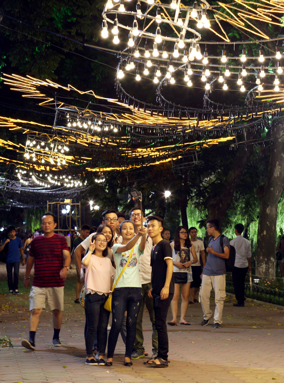 Các bạn trẻ tranh thủ ghi lại những khoảnh khắc đẹp. (Doãn Đức/Vietnam)