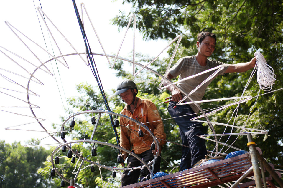 Những dàn đèn lớn đang được khẩn trương lắp đặt. (Doãn Đức/Vietnam)