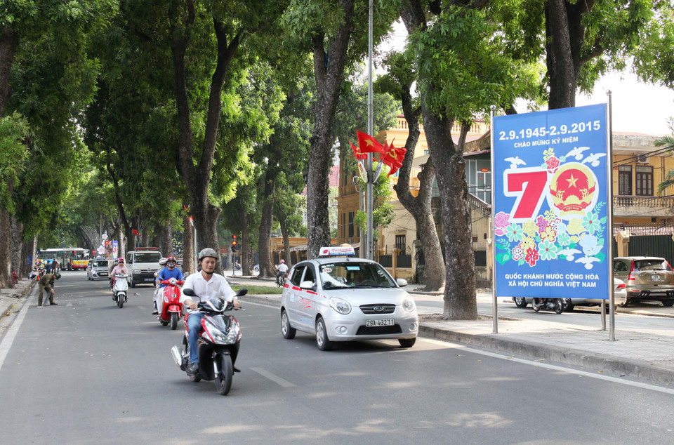 Những ngày này, khắp các con đường đều được trang trí bằng băngrôn, cờ, khẩu hiệu. (Doãn Đức/Vietnam)