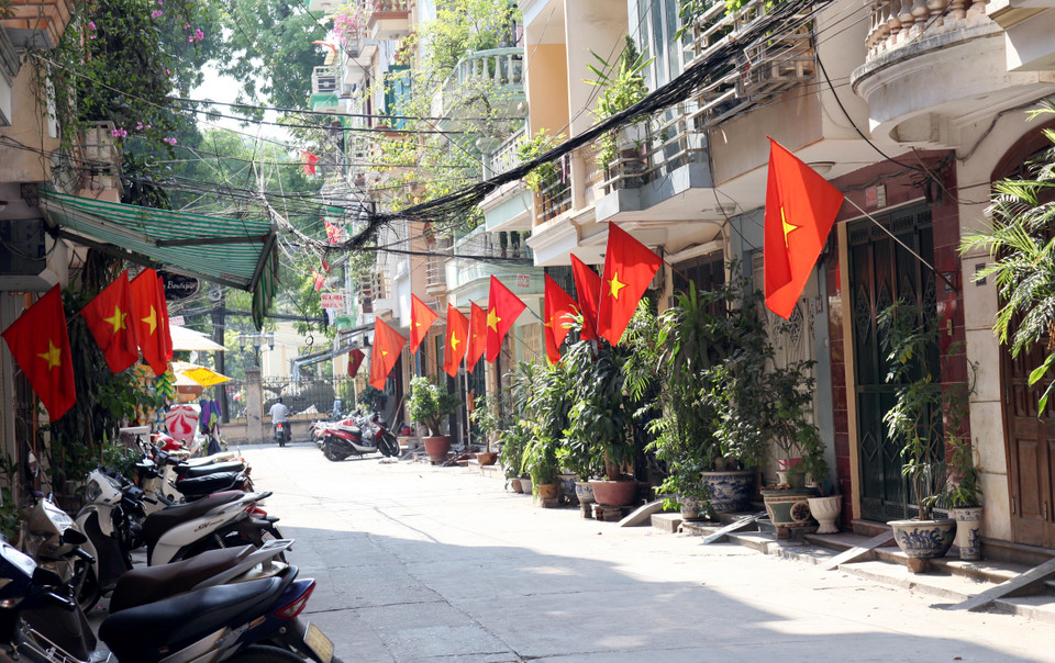 Ngõ Điện Biên Phủ tràn ngập sắc đỏ của lá cờ Tổ quốc. (Doãn Đức/Vietnam)