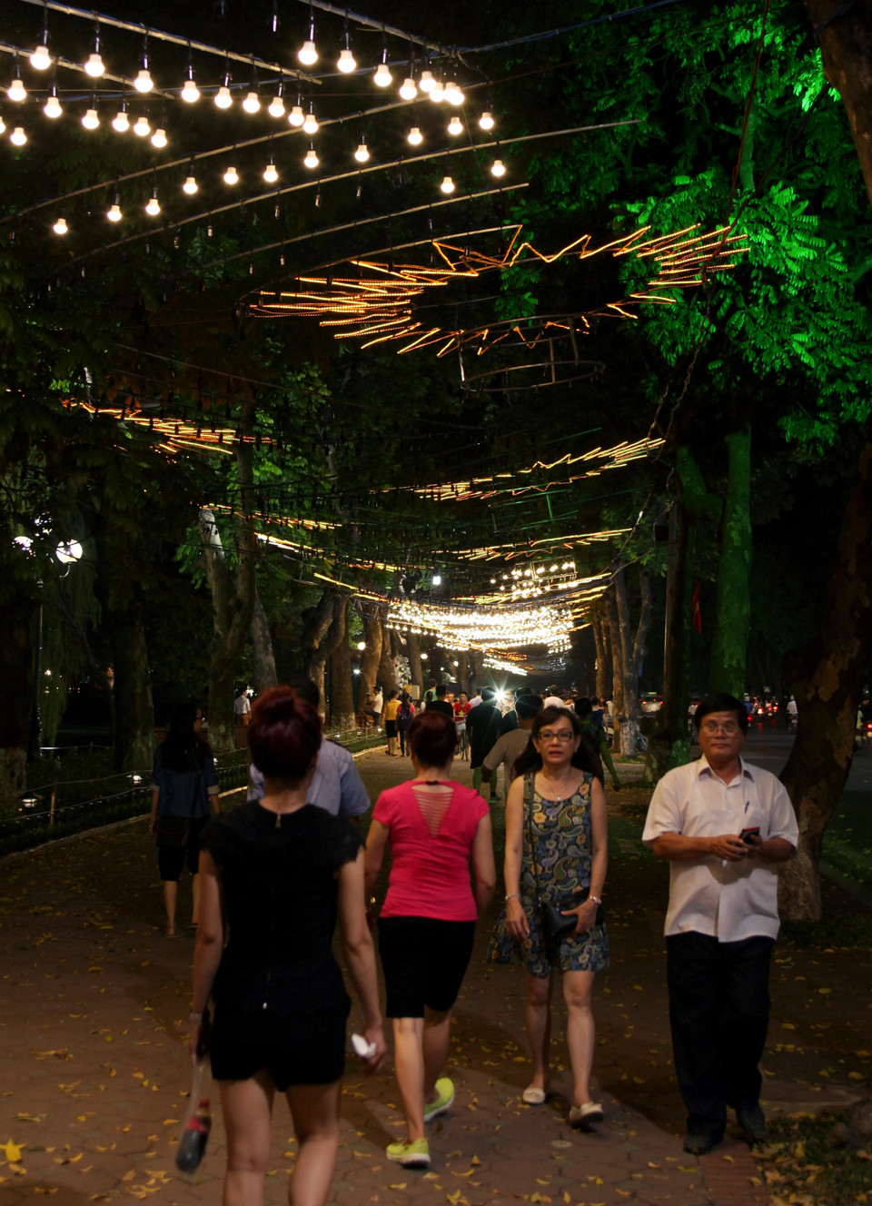 Du khách tản bộ dưới “con đường ánh sáng” mới. (Doãn Đức/Vietnam)