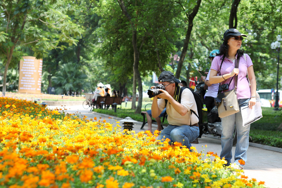 Du khách nước ngoài thích thú ghi lại không gian tràn ngập sắc màu. (Doãn Đức/Vietnam)