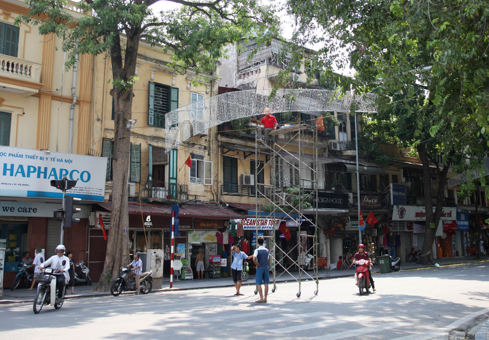 Các tuyến đường cũng được trang trí bằng nhiều bảng đèn có ánh sáng lung linh. (Doãn Đức/Vietnam)