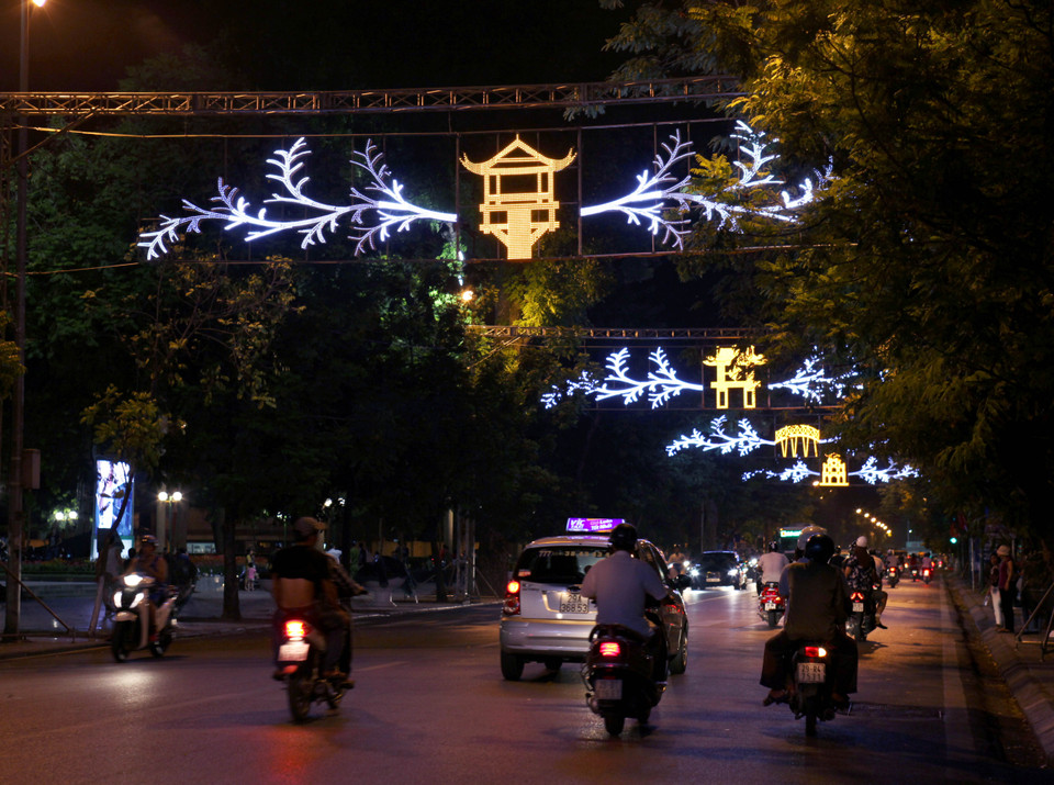 Dàn đèn với nhiều họa tiết, hoa văn mang hình ảnh của dân tộc Việt Nam. (Doãn Đức/Vietnam)