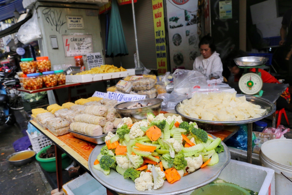 Cỗ cúng chế biến sẵn. (Ảnh: Tuấn Đức/TTXVN)