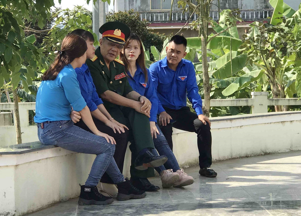 Đại tá Trần Văn Mười, nguyên Chỉ huy trưởng Bộ Chỉ huy Quân sự tỉnh Phú Yên, người trực tiếp tham gia giải phóng Phú Yên trò chuyện với thế hệ trẻ. (Ảnh: Phạm Cường/TTXVN)