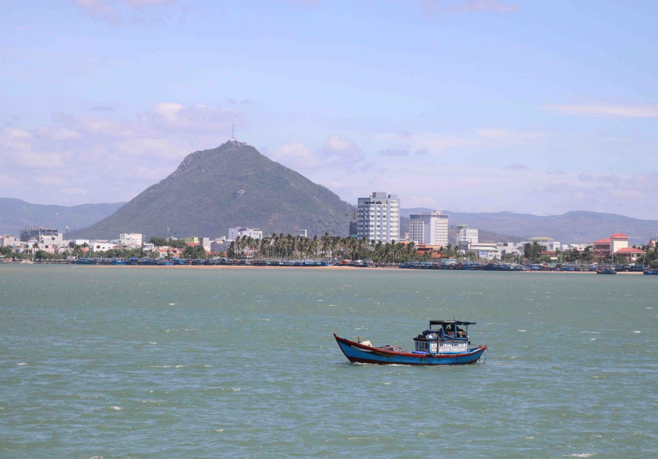 Tỷ lệ hộ nghèo toàn tỉnh giảm xuống còn 3,85%; có 55/80 xã và 2 huyện đạt chuẩn nông thôn mới. Trong ảnh: Thành phố Tuy Hòa trung tâm kinh tế-chính trị của Phú Yên đang phát triển nhanh từng ngày. (Ảnh: Phạm Cường/TTXVN)