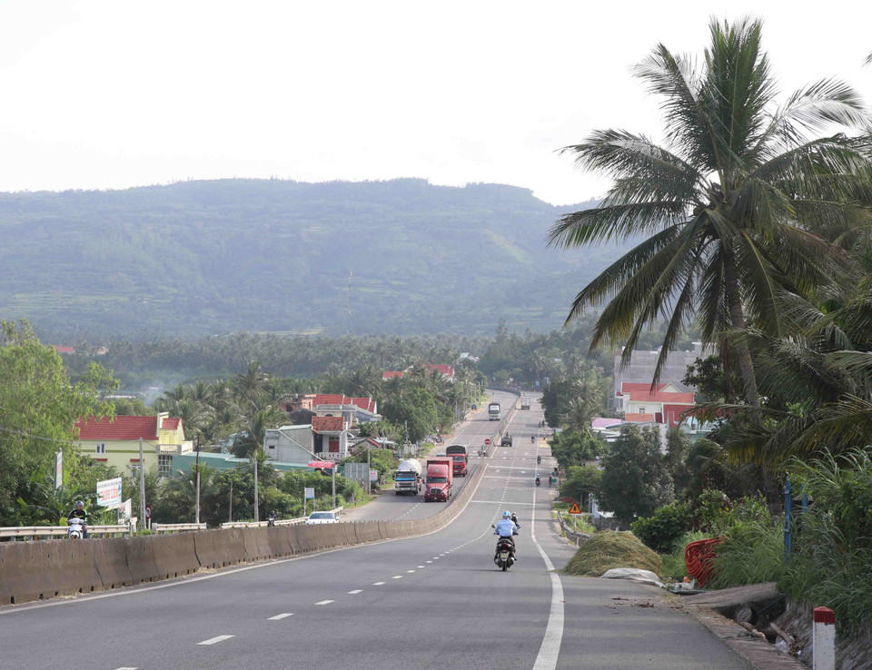 Sau 45 năm giải phóng, từ một tỉnh thuần nông, đến nay Phú Yên đã có bước phát triển mạnh mẽ và khá toàn diện. Trong ảnh: Quốc lộ 1A trục đường kết nối tỉnh Phú Yên với các tỉnh Duyên hải miền Trung. (Ảnh: Phạm Cường/TTXVN)