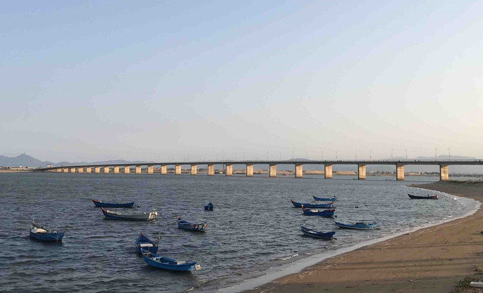 Cầu Hùng Vương bắc ngang qua dòng sông Ba kết nối trung tâm thành phố Tuy Hòa với vùng kinh tế trọng điểm phía Nam. (Ảnh: Phạm Cường/TTXVN)