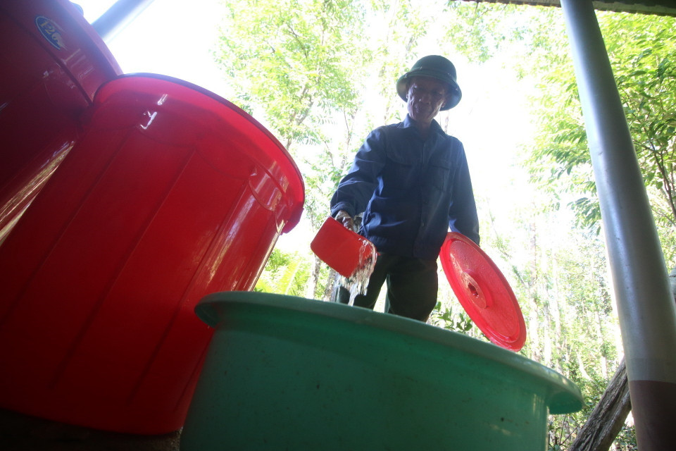 Người dân xã Lộc Yên, huyện Hương Khê, tỉnh Hà Tĩnh, dùng thùng đi lấy nước về sử dụng do giếng nhà bị cạn bởi nắng hạn. (Ảnh: Duy Khương/TTXVN)