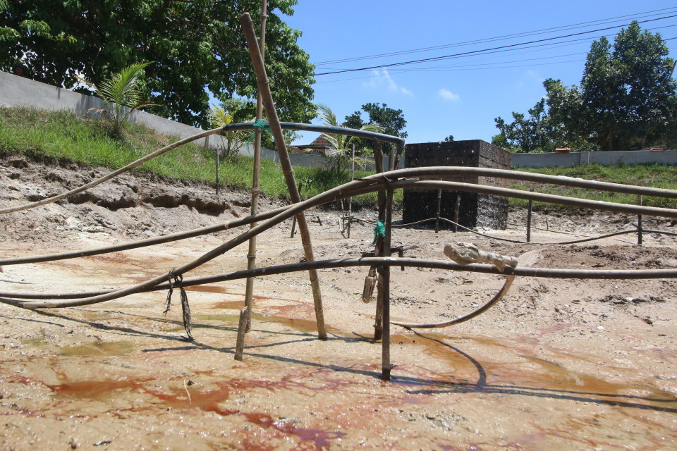 Hồ cung cấp nước sử dụng cho khoảng 50 hộ xóm Thuận Thắng, xã Khánh Vĩnh Yên, huyện Can Lộc, tỉnh Hà Tĩnh, đã cạn trơ đáy. (Ảnh: Duy Khương/TTXVN)