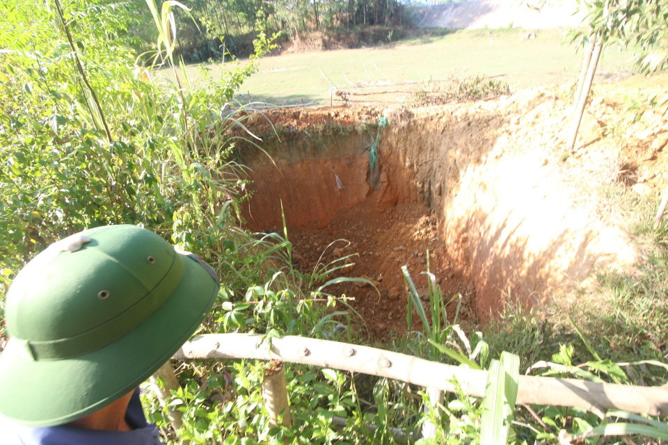 Hồ trữ nước gia đình của người dân xã Hương Đô, huyện Hương Khê, tỉnh Hà Tĩnh đã cạn trơ đáy. (Ảnh: Duy Khương/TTXVN)