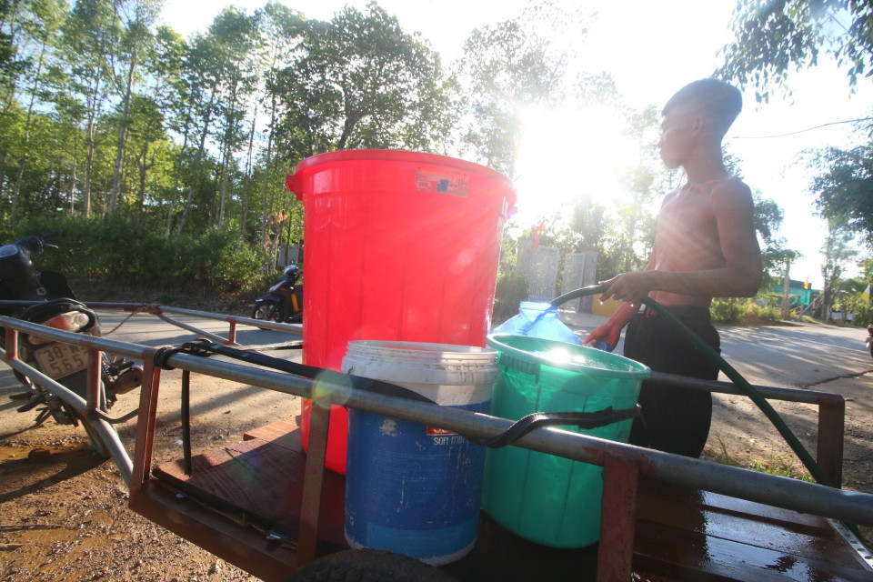 Người dân xã Lộc Yên, huyện Hương Khê, tỉnh Hà Tĩnh, đi lấy nước về sử dụng do giếng nhà bị cạn bởi nắng hạn. (Ảnh: Duy Khương/TTXVN)