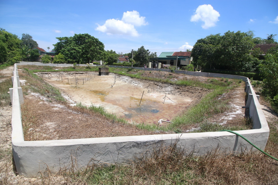 Hồ cung cấp nước sử dụng cho khoảng 50 hộ xóm Thuận Thắng, xã Khánh Vĩnh Yên, huyện Can Lộc, tỉnh Hà Tĩnh, đã cạn trơ đáy. (Ảnh: Duy Khương/TTXVN)