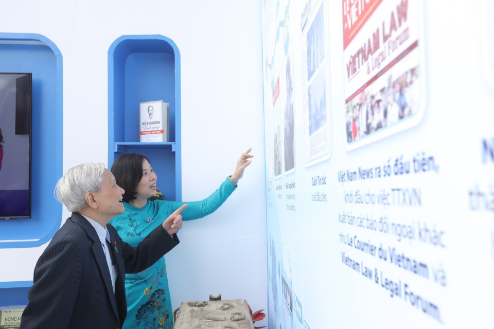 Đại biểu tham quan gian trưng bày của Thông tấn xã Việt Nam tại Hội báo. (Ảnh: Minh Quyết/TTXVN)