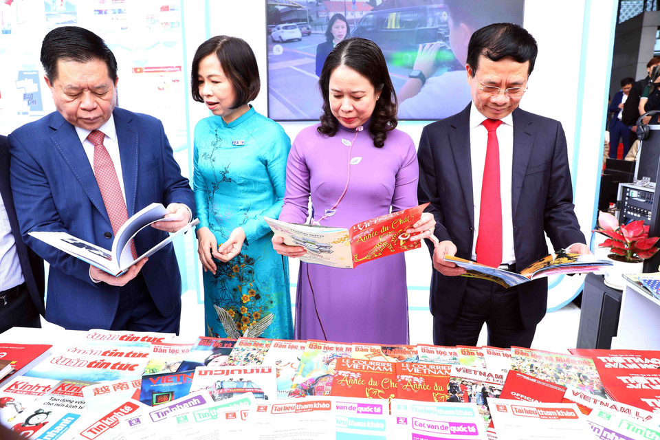 Trưởng Ban Tuyên giáo Trung ương Nguyễn Trọng Nghĩa, Phó Chủ tịch nước Võ Thị Ánh Xuân cùng các đại biểu tham quan gian trưng bày các ấn phẩm của Thông tấn xã Việt Nam. (Ảnh: Phạm Kiên/TTXVN)