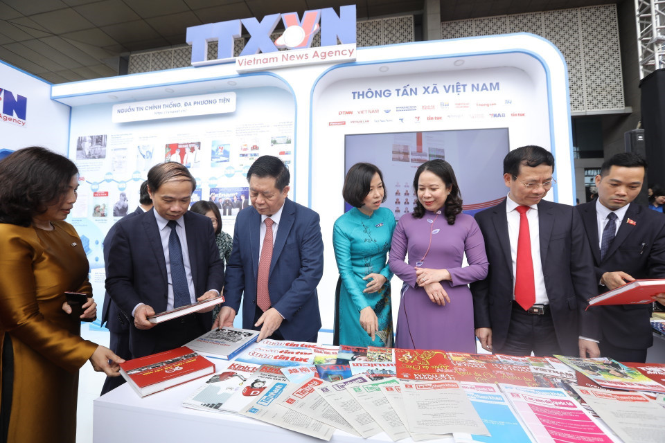 Bí thư Trung ương Đảng, Trưởng ban Tuyên giáo Trung ương Nguyễn Trọng Nghĩa, Phó Chủ tịch nước Võ Thị Ánh Xuân, Bộ trưởng Bộ Thông tin Truyền thông Nguyễn Mạnh Hùng cùng các đại biểu tham quan gian hàng của Thông tấn xã Việt Nam. (Ảnh: Minh Quyết/TTXVN)