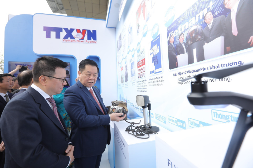 Ông Nguyễn Trọng Nghĩa, Bí thư Trung ương Đảng, Trưởng Ban Tuyên giáo Trung ương và các đại biểu tham quan gian trưng bày của Thông tấn xã Việt Nam tại Hội báo. (Ảnh: Minh Quyết/TTXVN)