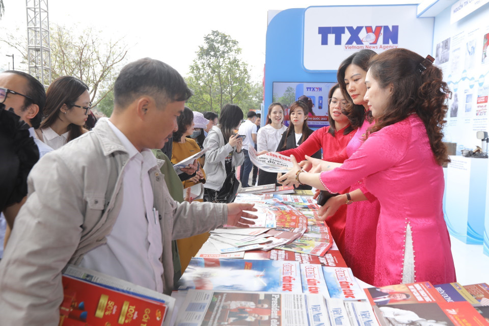 Khách tham quan gian trưng bày của Thông tấn xã Việt Nam tại Hội báo. (Ảnh: Minh Quyết/TTXVN)